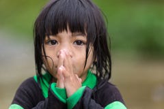 https://thumbs.dreamstime.com/t/filipina-little-girl-praying-young-unidentified-filipino-under-rain-village-banaue-north-luzon-philippines-42129947.jpg