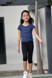 Filipina Tween Walking novo imagens de stock Filipina Tween Walking novo imagens de stock