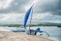 Filipińska łódź w morzu blisko piękno plaży przy Boracay wyspą fotografia stock Filipińska łódź w morzu blisko piękno plaży przy Boracay wyspą fotografia stock