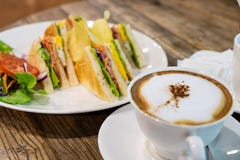 Filiżanka gorąca dojna kawa z dojną Latte kawą lub Cappuccino kawą zdjęcia royalty free Filiżanka gorąca dojna kawa z dojną Latte kawą lub Cappuccino kawą zdjęcia royalty free