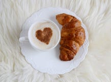 Filiżanka cappuccino z serce wzorem cynamon i croissant zdjęcia stock Filiżanka cappuccino z serce wzorem cynamon i croissant zdjęcia stock