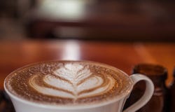 Filiżanka kawy z piękną latte sztuką zdjęcia royalty free Filiżanka kawy z piękną latte sztuką zdjęcia royalty free