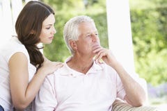 Fille adulte soulageant le père inquiété Photos libres de droits Fille adulte soulageant le père inquiété Photos libres de droits