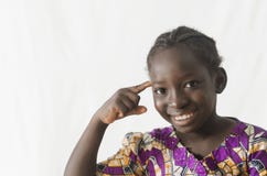 Fille africaine magnifique dirigeant le doigt à sa tête, d'isolement sur W photographie stock libre de droits Fille africaine magnifique dirigeant le doigt à sa tête, d'isolement sur W photographie stock libre de droits