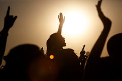 Fille appréciant le concert, ayant l'amusement sur les épaules d'un ami images libres de droits Fille appréciant le concert, ayant l'amusement sur les épaules d'un ami images libres de droits