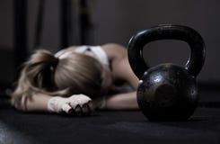 Fille après la formation de crossfit photo libre de droits Fille après la formation de crossfit photo libre de droits