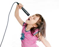 Fille asiatique chantant avec le microphone photo stock Fille asiatique chantant avec le microphone photo stock