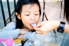 Fille asiatique d'enfant avec la fièvre, photo stock Fille asiatique d'enfant avec la fièvre, photo stock