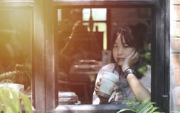 Fille asiatique je buvais d'un chocolat de smoothie dans un café photographie stock libre de droits Fille asiatique je buvais d'un chocolat de smoothie dans un café photographie stock libre de droits
