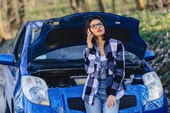 fille attirante avec le capot ouvert proche de téléphone de la voiture image stock fille attirante avec le capot ouvert proche de téléphone de la voiture image stock