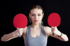 Fille avec deux raquettes pour jouer le ping-pong photographie stock libre de droits Fille avec deux raquettes pour jouer le ping-pong photographie stock libre de droits