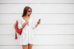 Fille avec le smartphone sur la rue photo libre de droits Fille avec le smartphone sur la rue photo libre de droits