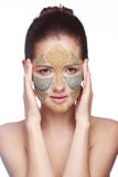 Fille avec un masque cosmétique sur son visage photo libre de droits Fille avec un masque cosmétique sur son visage photo libre de droits