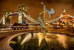 Fille avec une fontaine de dauphin à Londres, R-U Photos libres de droits Fille avec une fontaine de dauphin à Londres, R-U Photos libres de droits