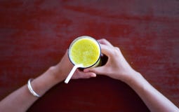 Fille ayant un smoothie dans une barre images libres de droits Fille ayant un smoothie dans une barre images libres de droits