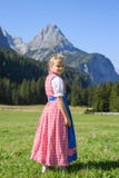 Fille bavaroise adorable dans un beau paysage de montagne photos stock Fille bavaroise adorable dans un beau paysage de montagne photos stock