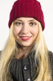 Fille blonde mignonne avec rire de chapeau de laine Images stock Fille blonde mignonne avec rire de chapeau de laine Images stock