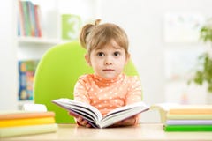 Fille d'enfant avec le livre ouvert images libres de droits Fille d'enfant avec le livre ouvert images libres de droits