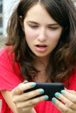 Fille dans l'incrédulité au-dessus du texte de mobile ou de téléphone portable Fille dans l'incrédulité au-dessus du texte de mobile ou de téléphone portable