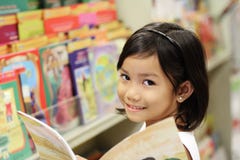 Fille dans la bibliothèque photographie stock Fille dans la bibliothèque photographie stock