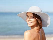 Fille dans le bikini se tenant sur la plage photo stock Fille dans le bikini se tenant sur la plage photo stock