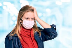 Fille dans le masque sur le visage Verticale de femme ?quipement de protection Malade épidémique de grippe Maladie de quarantaine images libres de droits Fille dans le masque sur le visage Verticale de femme ?quipement de protection Malade épidémique de grippe Maladie de quarantaine images libres de droits