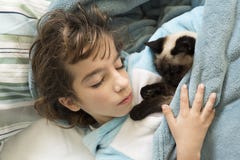 fille de 10 ans dormant dans le lit avec son chat sur le dessus Photographie stock fille de 10 ans dormant dans le lit avec son chat sur le dessus Photographie stock