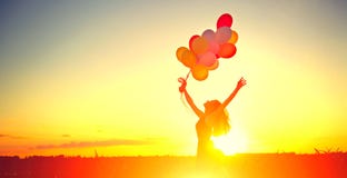 Fille de beauté courant et sautant sur le champ d'été avec les ballons à air colorés image libre de droits Fille de beauté courant et sautant sur le champ d'été avec les ballons à air colorés image libre de droits