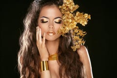 Fille de beauté de mode d'isolement sur le fond noir. Maquillage. D'or image libre de droits Fille de beauté de mode d'isolement sur le fond noir. Maquillage. D'or image libre de droits
