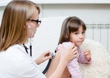 Fille de examen de docteur avec le stéthoscope photo libre de droits Fille de examen de docteur avec le stéthoscope photo libre de droits