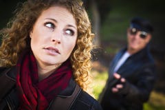 Fille de l'adolescence assez jeune avec l'homme menaçant derrière elle photos stock Fille de l'adolescence assez jeune avec l'homme menaçant derrière elle photos stock