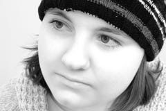 Fille de l'adolescence de l'hiver dans noir et le blanc photo stock Fille de l'adolescence de l'hiver dans noir et le blanc photo stock