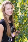 Fille de l'adolescence près d'un bouleau images stock Fille de l'adolescence près d'un bouleau images stock