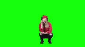 Fille de l'adolescence s'asseyant sur ses hanches et écoutant la musique sur des écouteurs Écran vert banque de vidéos Fille de l'adolescence s'asseyant sur ses hanches et écoutant la musique sur des écouteurs Écran vert banque de vidéos