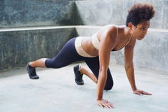 fille de l'Asie et du Pacifique d'athlète d'insulaire avec l'étirage de exercice de exécution Afro de routines images stock fille de l'Asie et du Pacifique d'athlète d'insulaire avec l'étirage de exercice de exécution Afro de routines images stock