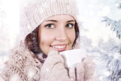 Fille de l'hiver buvant la boisson chaude. Photo stock Fille de l'hiver buvant la boisson chaude. Photo stock