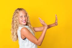 Fille de la préadolescence joyeuse heureuse avec le sourire parfait ayant l'amusement sur le fond jaune Beau joli bonbon séduisan photo libre de droits Fille de la préadolescence joyeuse heureuse avec le sourire parfait ayant l'amusement sur le fond jaune Beau joli bonbon séduisan photo libre de droits