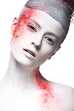 Fille de mode d'art avec la peinture blanche de peau et de rouge dessus photo libre de droits Fille de mode d'art avec la peinture blanche de peau et de rouge dessus photo libre de droits
