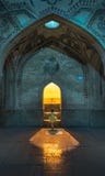 Fille de mosquée de l'Iran jeune dans la lumière image stock Fille de mosquée de l'Iran jeune dans la lumière image stock