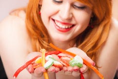 Fille de Redhair tenant la sucrerie douce de gelée de nourriture sur le rose photo libre de droits Fille de Redhair tenant la sucrerie douce de gelée de nourriture sur le rose photo libre de droits