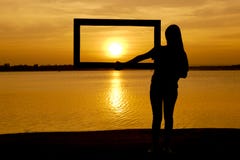Fille de silhouette avec le cadre Photo stock Fille de silhouette avec le cadre Photo stock