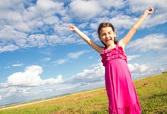Fille de sourire au soleil image stock Fille de sourire au soleil image stock
