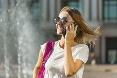 Fille de touristes heureuse parlant au téléphone images stock Fille de touristes heureuse parlant au téléphone images stock