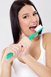 Fille drôle avec la brosse à dents photos libres de droits Fille drôle avec la brosse à dents photos libres de droits