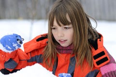 Fille drôle jouant avec la neige image stock Fille drôle jouant avec la neige image stock