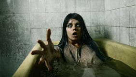 Fille effrayante dans le bain