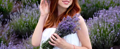 fille enceinte en lavande dans le jardin d'?t? photographie stock fille enceinte en lavande dans le jardin d'?t? photographie stock