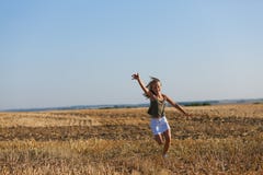 Fille exécutant au-dessus d'une zone d'automne photographie stock libre de droits Fille exécutant au-dessus d'une zone d'automne photographie stock libre de droits