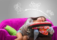 Fille fatiguée prévoyant son voyage photos libres de droits Fille fatiguée prévoyant son voyage photos libres de droits