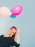 Fille folle de sourire ayant l'amusement avec des ballons images libres de droits Fille folle de sourire ayant l'amusement avec des ballons images libres de droits